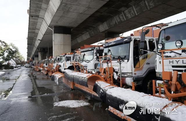 성남 수정구 수질복원센터 하적장에 대기 중인 제설 차량들