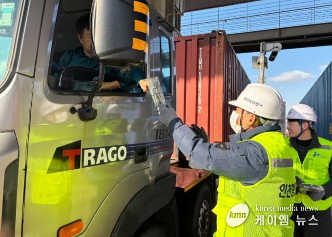 인천항만공사 김상기 운영부사장이 선광신컨테이너터미널 앞에서 화물차 기사에게 안전장갑을 전달하고 있다 / 사진제공 = 인천항만공사