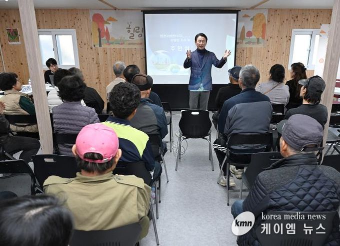 김동근 시장이 11월 13일 환경자원센터(자원회수시설 신설) 선호시설화 주민설명회에서 인사말을 하고 있다.