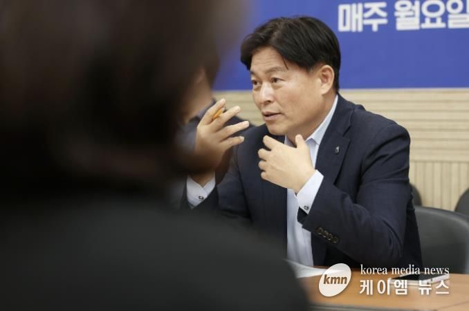 조용익 부천시장이 17일 시청에서 열린 ‘틈만나면, 현장속으로’ 에 참석해 시민과 생활 속 불편 해결을 위한 방안을 함께 이야기하고 있다.