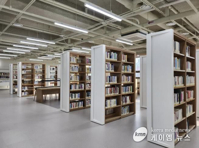 구성도서관 서가