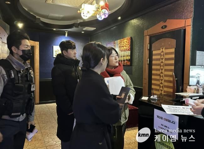 수원시와 유관기관 관계자들이 인계동 소재 유흥주점업소 대상으로 합동 점검을 하고 있다