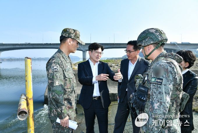 김포시가 7일 고촌읍에 위치한 백마도에서 현장행정을 진행했다.