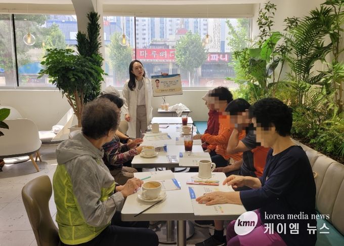 지난 9월 26일 정도너츠 광명점에서 왕내과 당뇨병 교육이 진행되고 있다.