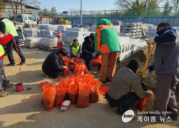지산동 자율방재단, 대설 대비 모래주머니 제작