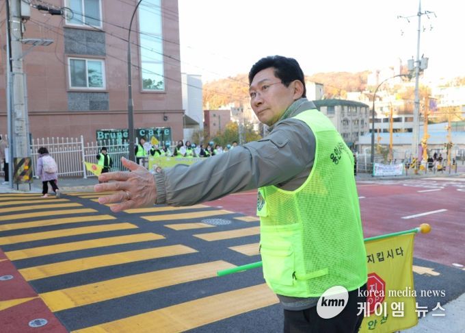 19일 교동초 앞에서 이상일 시장이 교통지도 봉사를 하고 있다