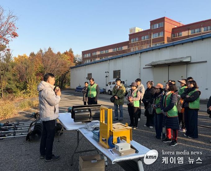 부천시는 지난 19일 60여 명의 공무원과 부천시 자율방재단원을 대상으로 소형 제설장비 작동요령 교육을 시행했다.