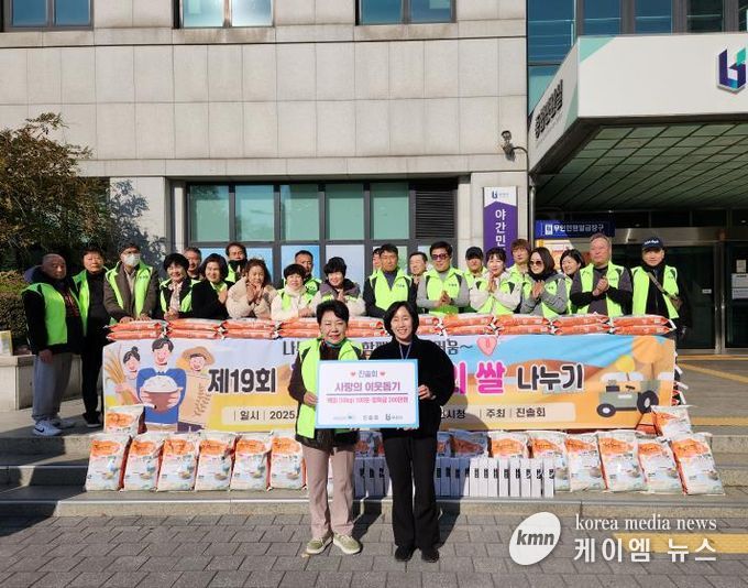 진솔회 김보영 회장(왼쪽)과 정미연 부천시 복지정책과장(오른쪽), 진솔회 회원들이 전달식 기념사진을 찍고 있다.