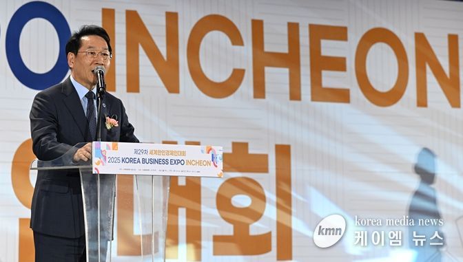 제29차 세계한인경제인대회에서 환영사를 하고 있는 유정복 시장