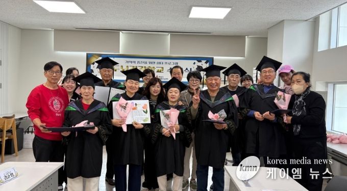 11월 20일 하남시치매안심센터 ‘두뇌건강학교’ 수료식에서 프로그램에 참여한 치매 어르신과 가족 등이 기념촬영을 하고 있다.