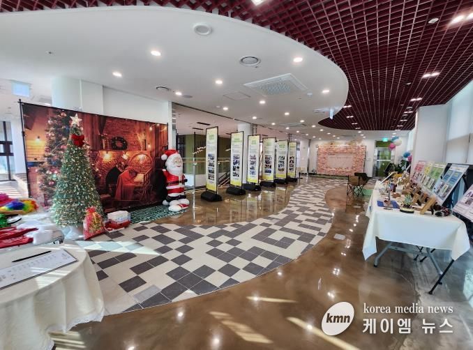 안성시 가족센터, 시민 위한 ‘크리스마스 포토존·체험 전시’ 운영