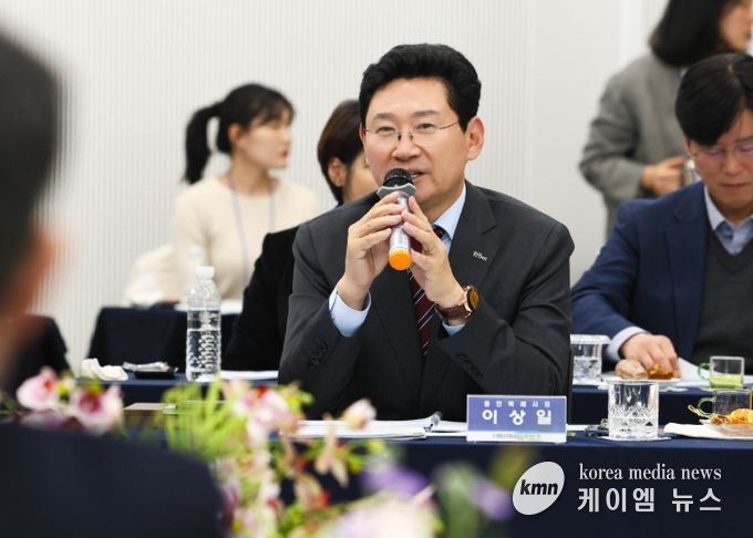 이상일 용인특례시장이 21일 열린 '대한민국특례시시장협의회 2025 하반기 정기회의'에서 인사말을 하고 있다.