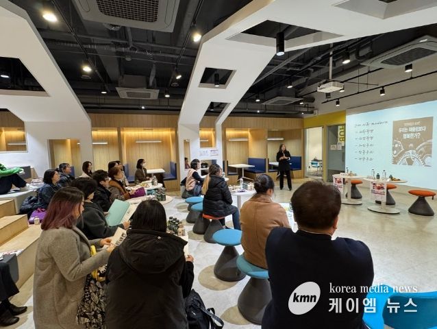 수원특례시가 수원지속가능발전협의회, 아주대학교 RISE사업단과 함께 청책(聽策) 포럼 ‘편견과 차별 너머’를 열고 있다.