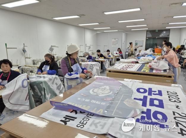 파주시자원봉사센터, 자원봉사자들의 손길로 재탄생한 폐현수막으로 만든 ‘스노우 카마스크’ 배부