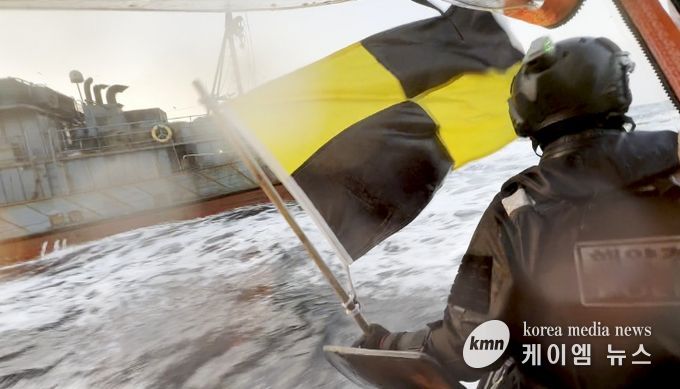 도주중인 불법 외국어선에 정선명령을 하는 해양경찰