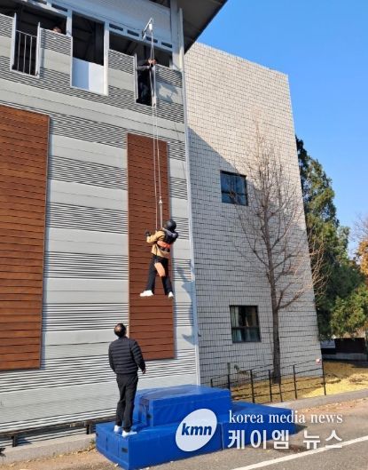고양시 시민안전체험관 완강기 실외체험장에서 체험자가 스마트 에어백을 착용하고 안전체험을 진행하고 있다.