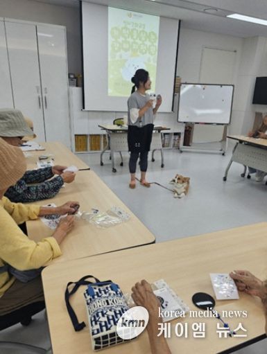 인지강화교실 ‘동물매개치료’ 수업