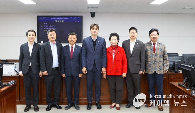 안산시의회가 24일 제300회 제2차 정례회 예산결산특별위원회 구성과 예산결산특별위원회 위원장 및 부위원장 선출을 마쳤다. 사진 왼쪽부터 송바우나 유재수 김재국 위원, 선현우 위원장 이진분 부위원장 최찬규 한갑수 위원의 모습
