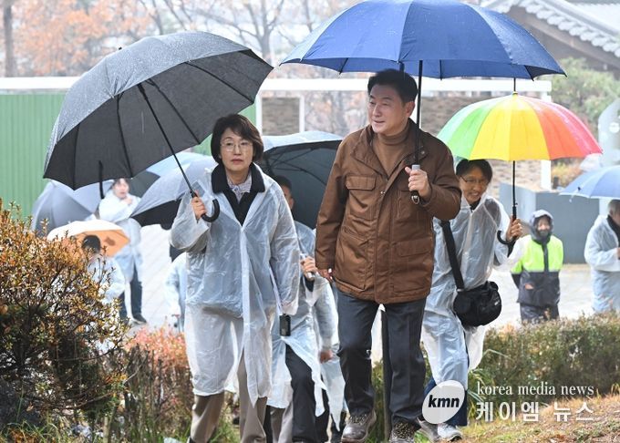 김동근 시장이 11월 25일 추동공원에서 추동 숲정원 시민참여단과 현장 점검을 하고 있다.