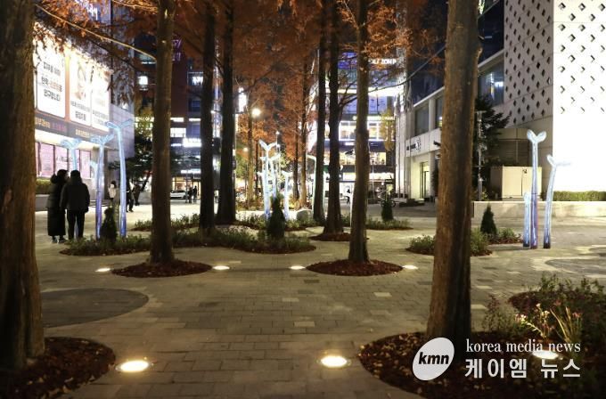 바닥 조명이 새롭게 설치된 서현역 공공공간의 모습