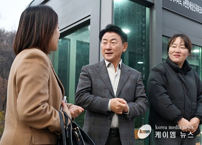 김동근 시장이 11월 26일 신곡동 이편한세상 신곡포레스타뷰아파트 정류소에서 한 시민과 소통하고 있다.