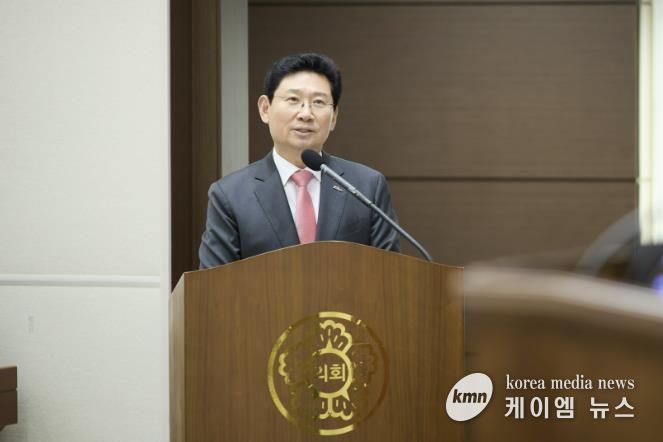 26일 용인특례시의회에서 이상일 시장이 시정질문에 답변하고 있다