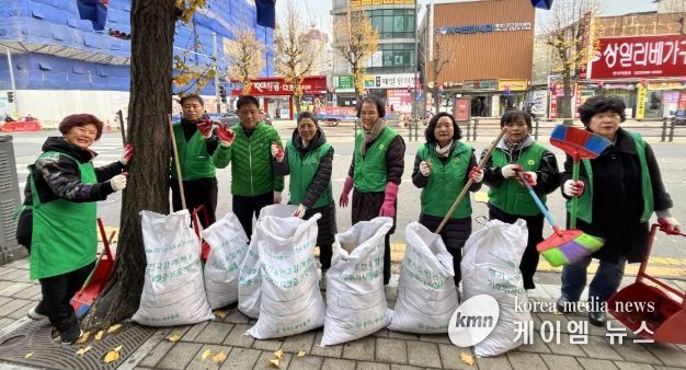 광명시 광명3동 행정복지센터는 지난 21일, 25일, 27일 세 차례에 걸쳐 주민과 단체원 50여 명이 참여한 가운데 낙엽으로 인한 빗물받이 막힘과 미끄럼 사고를 예방하기 위한 ‘가을철 낙엽 대청소’를 실시했다.