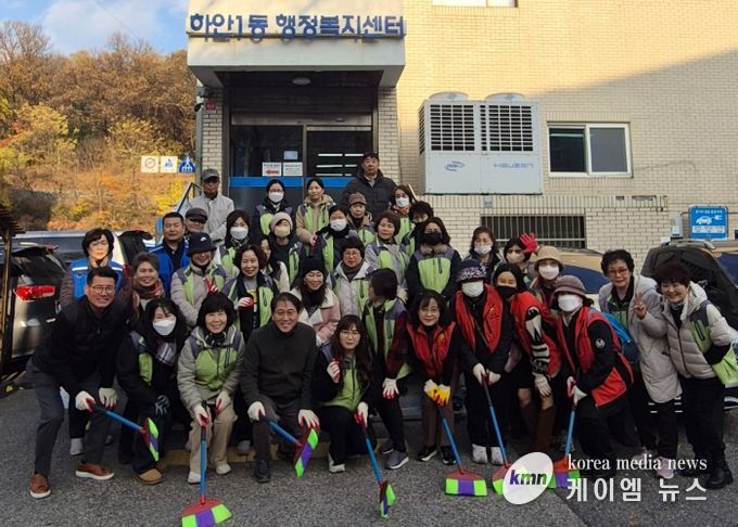 광명시 하안1동 행정복지센터는 지난 27일 안전하고 쾌적한 마을 환경 조성을 위해 ‘가을철 낙엽 대청소’를 실시했다.