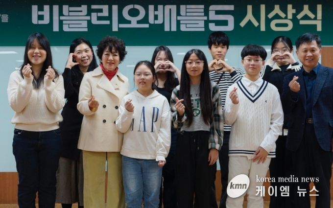 시상식에서 안필연 대표이사(좌측 세번째), 정구선 도서관본부장(우측 첫 번째)이 수상자들과 포즈를 취하고 있다.