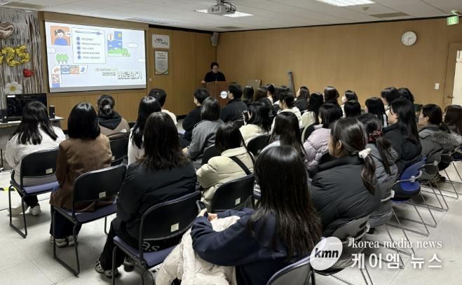 안산시 청년인턴사업 참여자들이 27일 국민연금공단 안산지사에서 하반기 기업탐방 프로그램을 진행하고 있다.