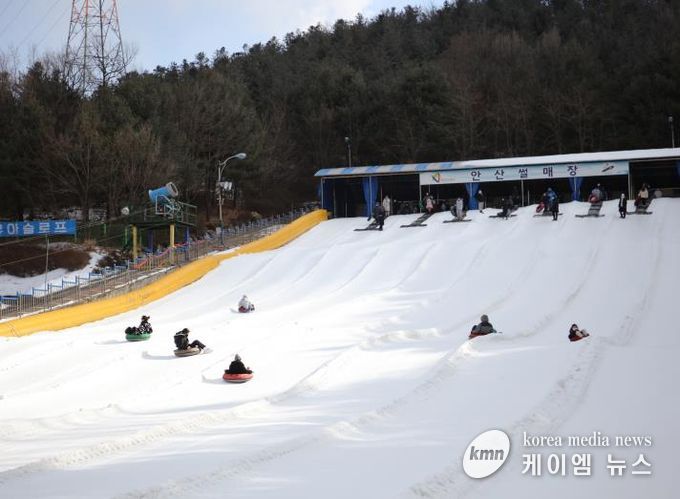 시민들이 안산 썰매장을 이용하고 있다.(사진=안산도시공사 제공)