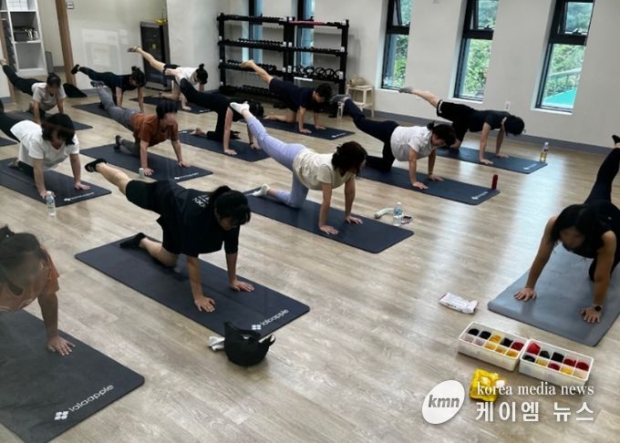 지난 27일 소하건강생활지원센터에서 '건강채움 운동교실' 교육이 진행되고 있다.