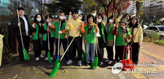 광명시 철산3동 행정복지센터는 28일 관내 주요 도로변과 이면도로를 중심으로 동 직원과 철산3동 자율방재단 단원 10여 명이 함께 ‘가을철 빗물받이 주변 낙엽 청소’를 실시했다.