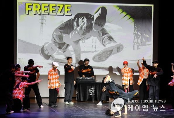 해설이 있는 스트리트댄스 <카르페디엠> 공연