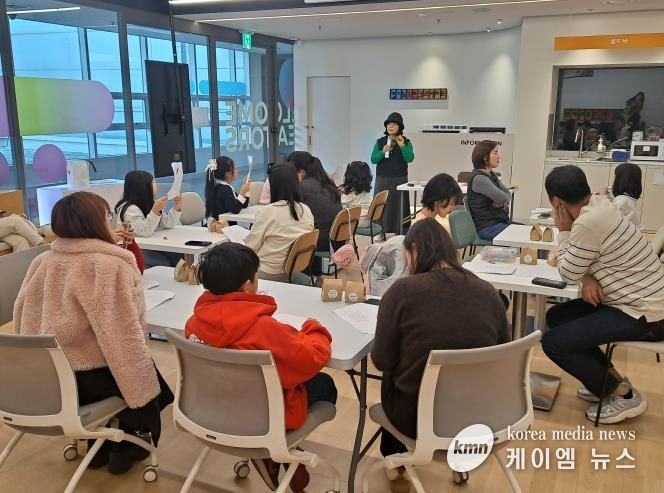 정령 작가가 참여자들에게 작품에 관해 설명하고 있다.