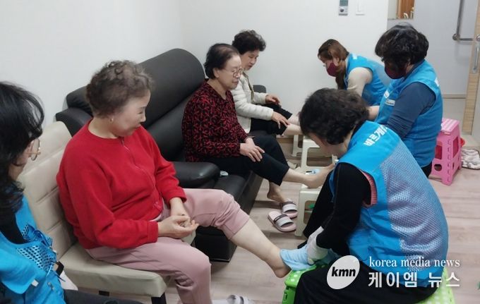 바르게살기운동 동삭동위원회, 경로당 방문해 손발 케어와 이미용 및 인지활동 봉사 펼쳐
