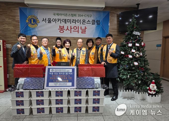 전달판 기준 가운데 서울아카데미 박보민회장, 왼쪽 맨 끝 남부희망케어센터 황현구팀장