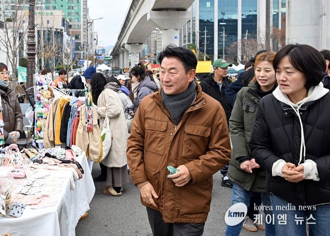 김동근 시장이 11월 29일 시청 앞 도로 일원에서 열린 ‘걷기 좋은 거리’ 행사 현장을 둘러보고 있다.