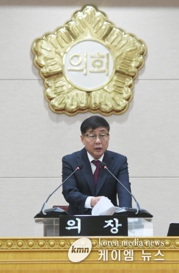 윤창철 의장이 제383회 정례회 제1차 본회의를 주재하고 있다.