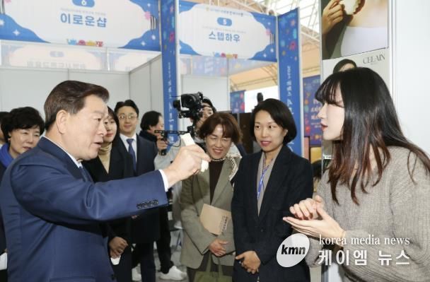 박승원 광명시장(사진 왼쪽)이 2024년 광명스피돔에서 열린 '2024 광명시 스타트업 페스티벌'의 전시·체험 부스에 참여한 기업 제품을 체험해 보고 있다.