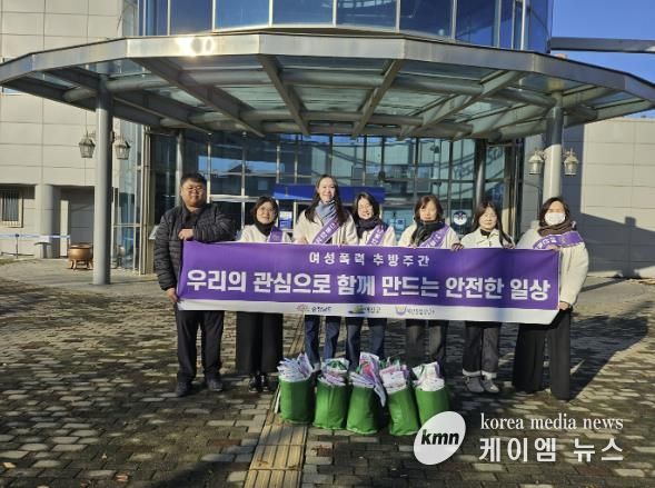 예산통합상담소·예산군·예산경찰서 합동 거리 캠페인 진행 모습