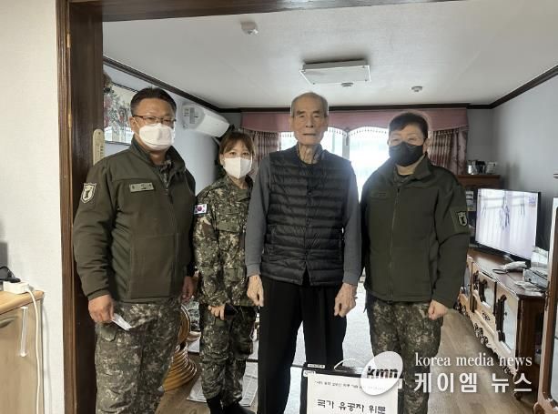 여성예비군소대 국가유공자 위문품 전달 모습