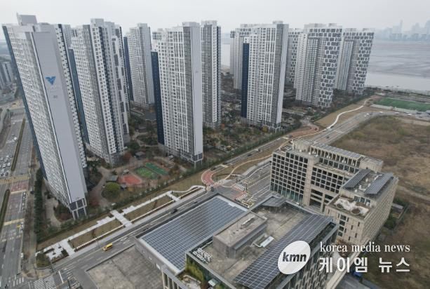 서울대 시흥캠퍼스(우측)와 아파트 사이 부지에 조성된 배곧 도시숲 전경