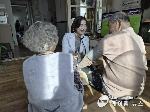 ‘2025년 한파대응 방문건강관리사업’으로 하남시보건소 전담인력이 취약계층 가구에 방문해 기초 건강상태를 확인하고 한파 시 행동요령, 만성질환 관리법 등을 안내하는 모습