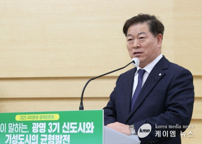 박승원 광명시장이 3일 오후 시청 대회의실에서 열린 '2025 광명시 자치분권 정책토론회'에 참석해 인사말을 하고 있다.