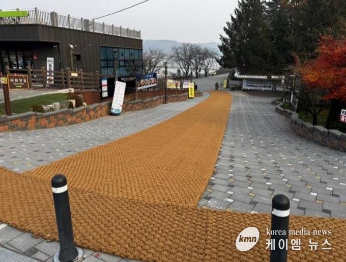 예당관광지 일원 보행매트(야자매트) 설치 사진