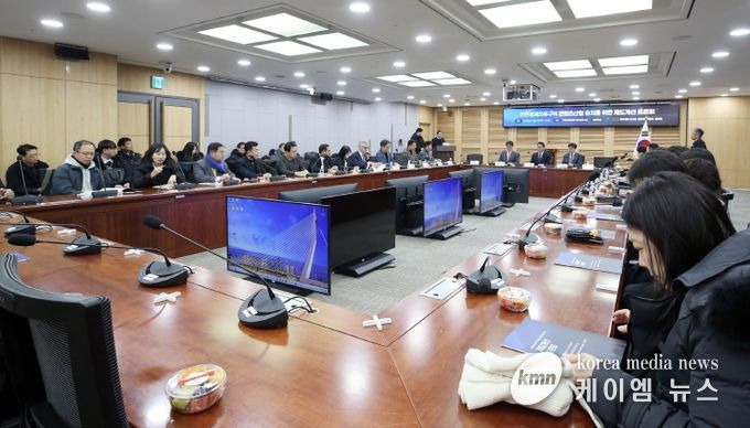 인천경제청은 4일 오전 10시 국회의원회관 제2세미나실에서 김교흥(서구갑, 문체위원장), 배준영(중구강화옹진), 이용우(서구을), 정일영(연수을) 국회의원과 공동으로 ‘인천경제자유구역 콘텐츠산업 유치를 위한 제도개선 토론회’를 개최했다.