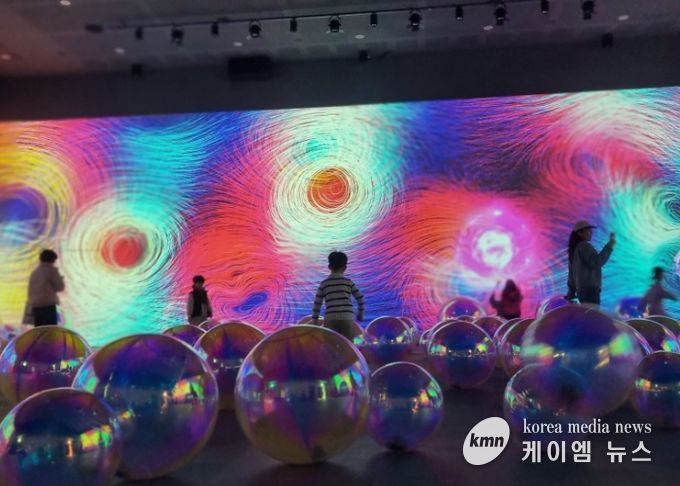 김포시가 오는 31일까지 김포미디어아트센터에서 <물 위의 세계>를 통해 김포의 포구를 조명하고 있다.