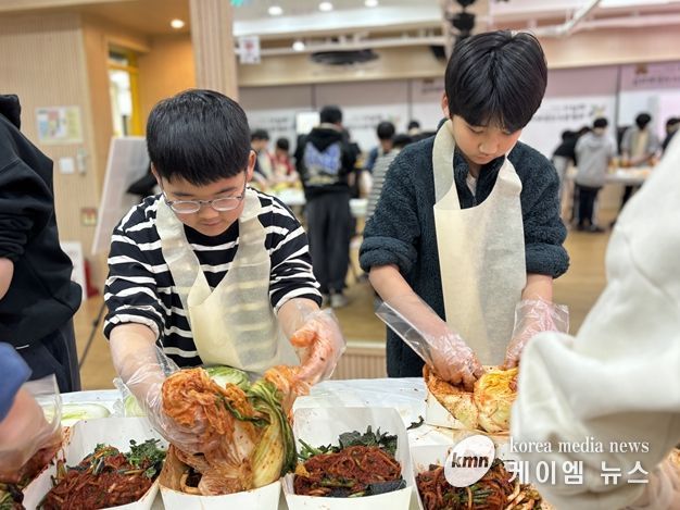 하남시덕풍청소년문화의집 그랑청소년방과후아카데미 청소년들이 담근 ‘사랑의 김장김치’