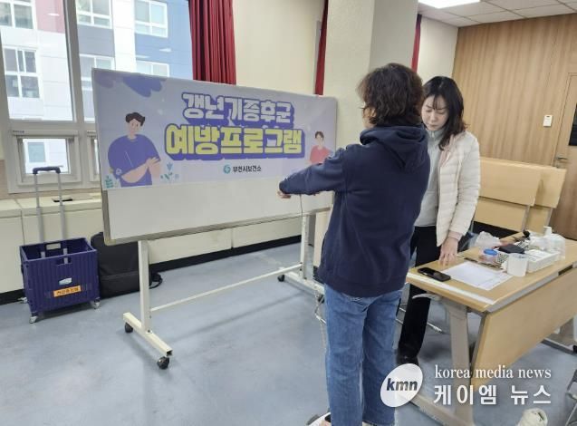 시민이 아.가.시 프로그램을 통해 건강상담에 참여 중이다.